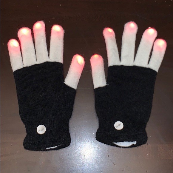 Fun color changing gloves 🧤 - Picture 3 of 5